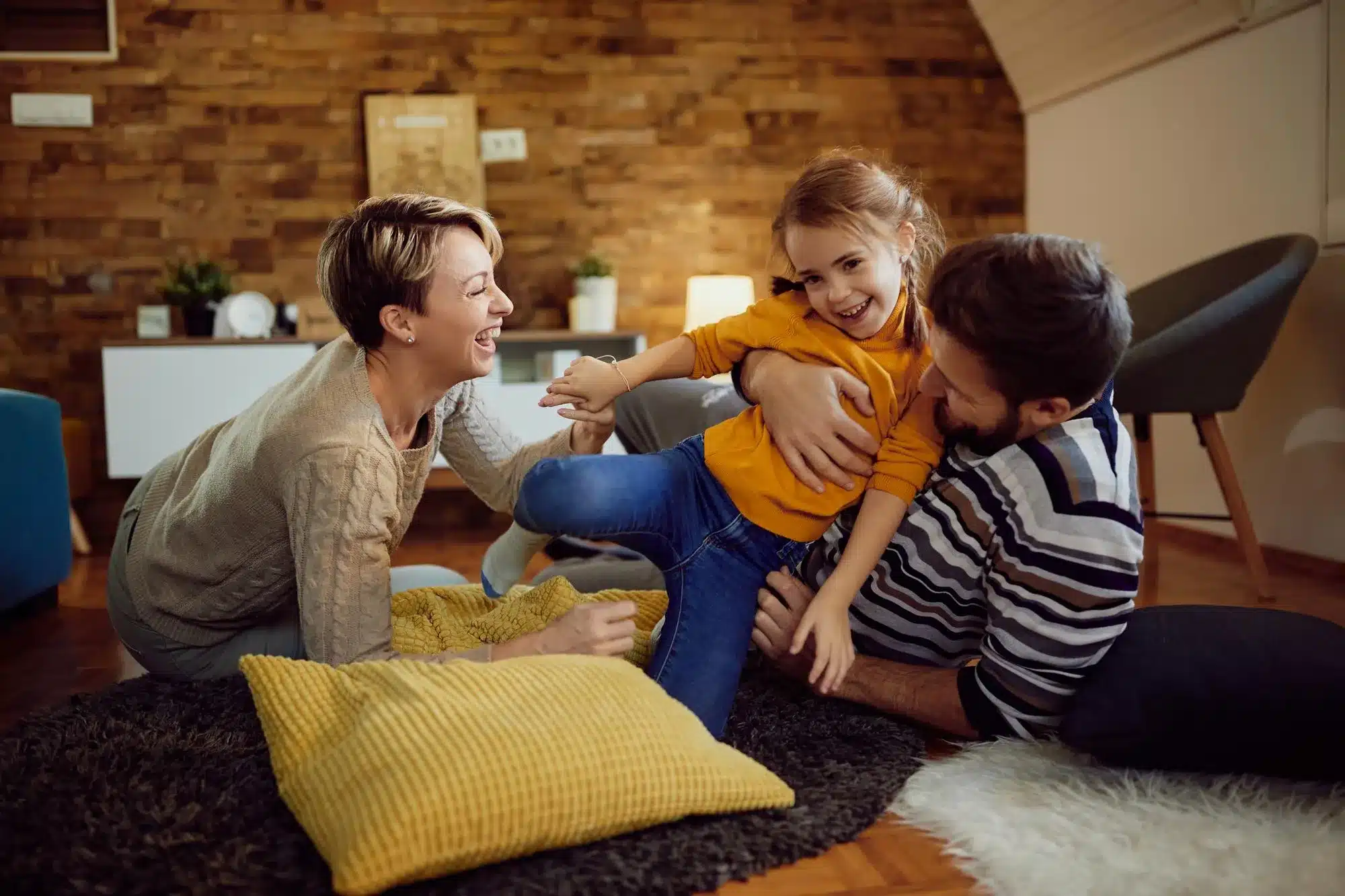 Famille qui profite de son installation solaire à la maison