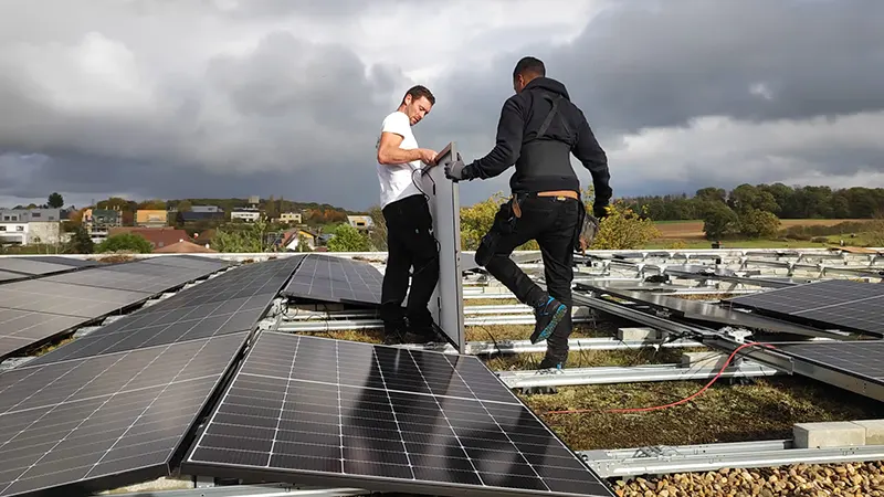 Pose d'un panneau solaire par JM Photovoltaïque