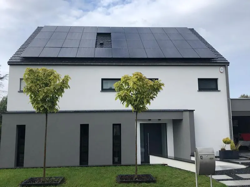Toiture résidentielle équipée par JM Photovoltaïque