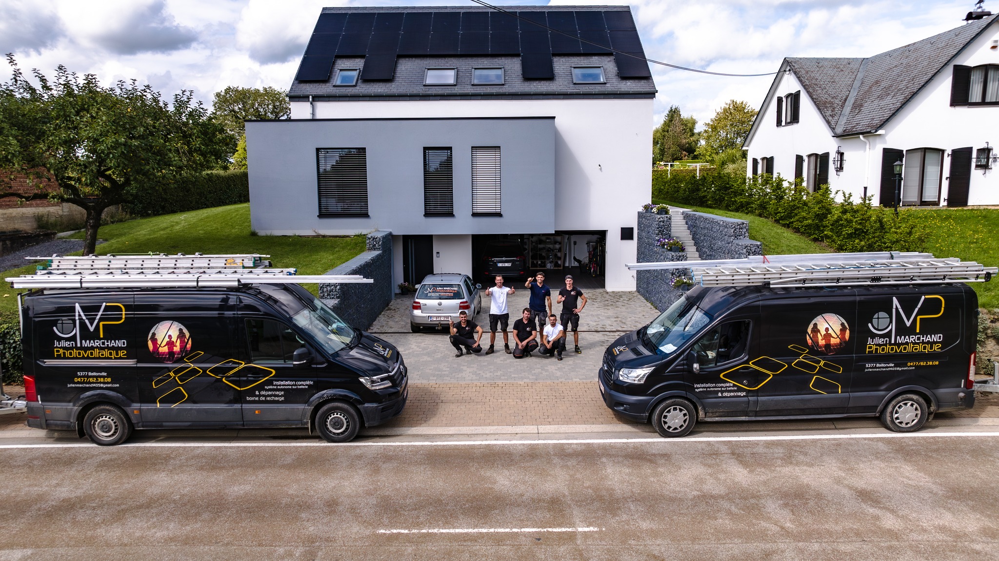 L'équipe JM Photovoltaïque et leurs camionnettes