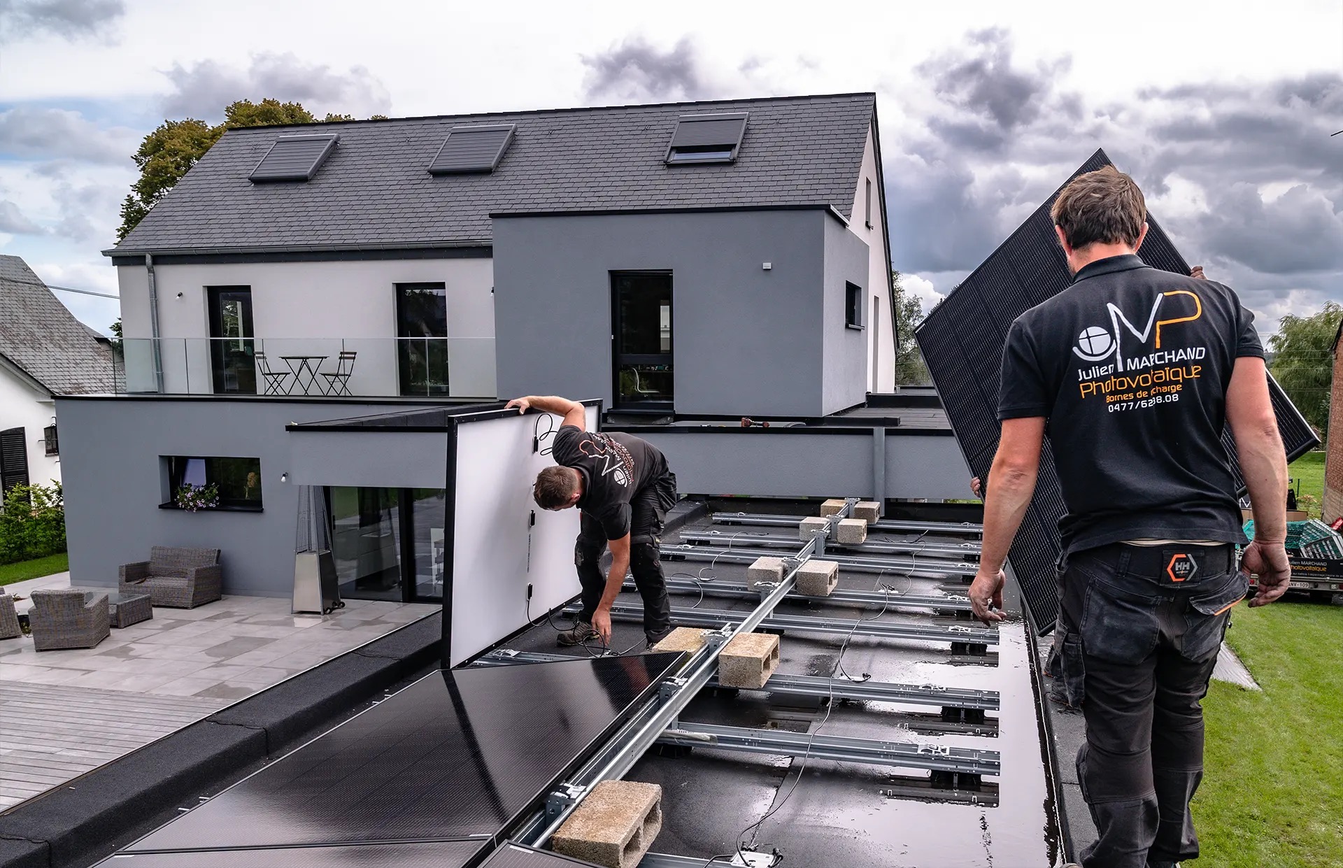 Pose de panneaux par l'équipe JM Photovoltaïque