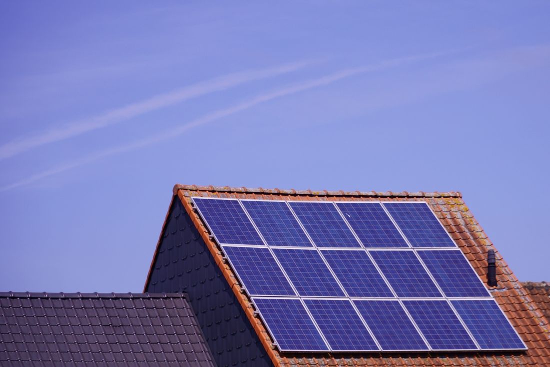 Panneaux solaires sur une toiture résidentielle